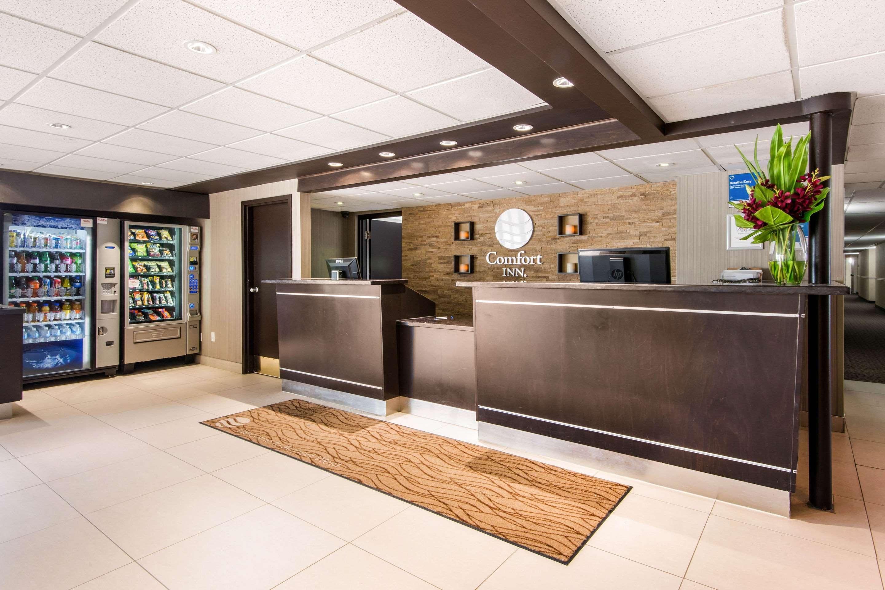 Comfort Inn Airport West Миссиссага Экстерьер фото