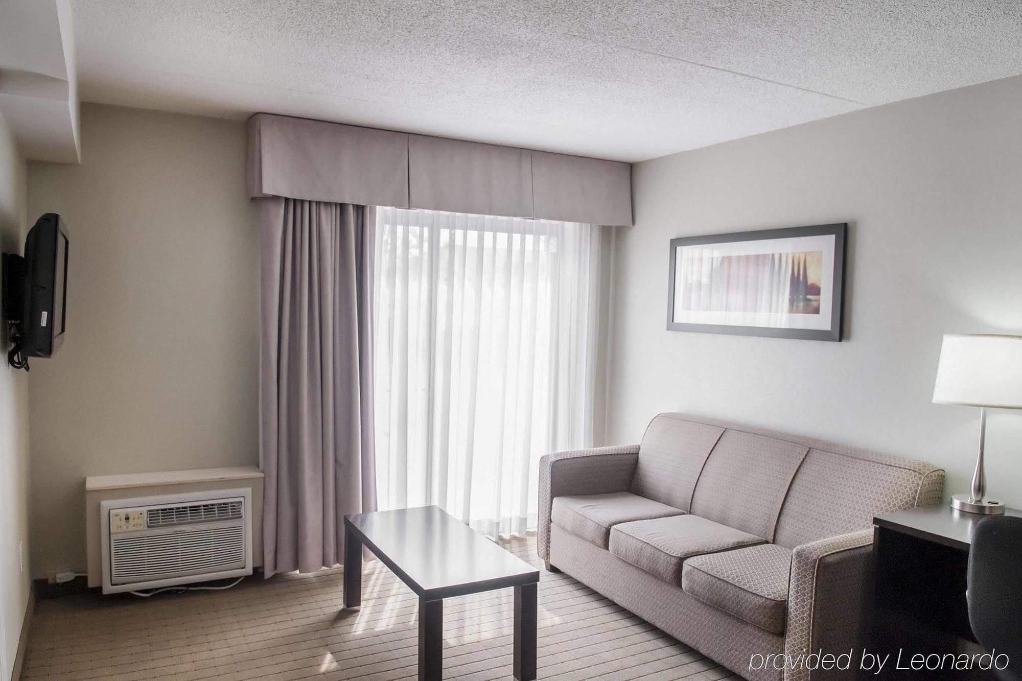 Comfort Inn Airport West Миссиссага Экстерьер фото